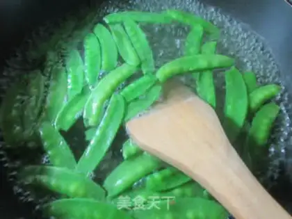 Make Shrimp fried Dutch beans step 4