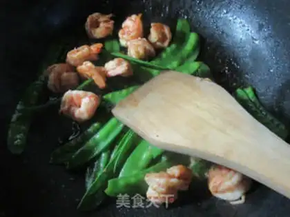 Make Shrimp fried Dutch beans step 8