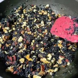Make walnut sesame sugar step 7