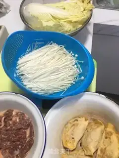 Make The soup for mushrooms and egg dumplings step 0
