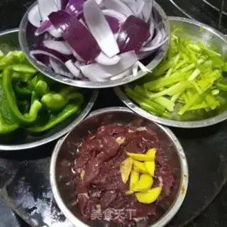 Make Onion pepper roast beef step 0