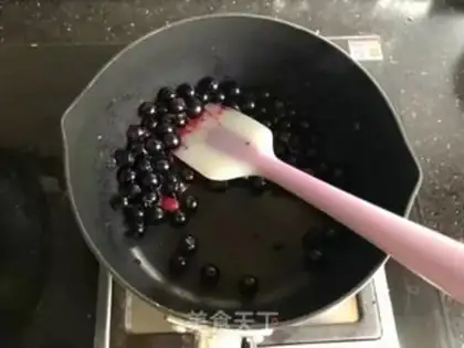 Make Homemade blueberry sauce step 3