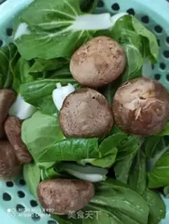 Make Fresh mushrooms and vegetables step 0