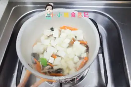 Make Chicken fungi mushroom tofu soup step 4