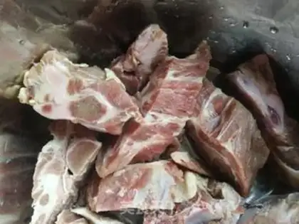 Make Carrot corn pig neck soup step 1