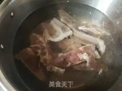 Make Carrot corn pig neck soup step 2