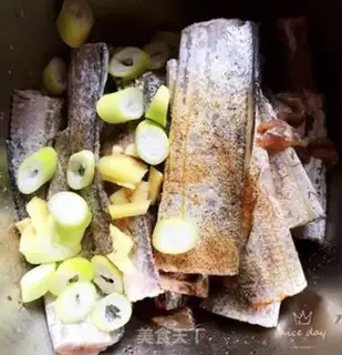 Make Dried spicy spicy fish step 1