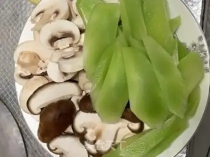 Make Two mushrooms, round soup step 2