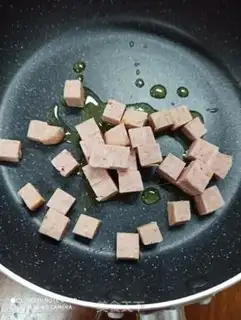Make Toast ham and eggs step 3