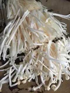 Make Gin and garlic steaming needle mushrooms step 1