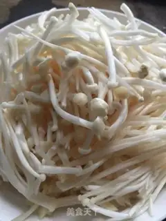 Make Gin and garlic steaming needle mushrooms step 2