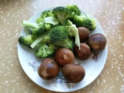 Make Fry mushrooms and broccoli step 0