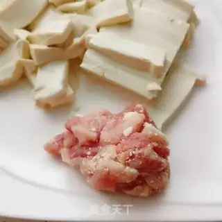 Make Soy sauce and pork tofu soup step 1