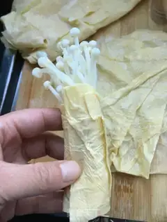 Make Hot cabbage with bean-spill mushroom rolls step 1