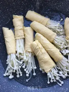Make Hot cabbage with bean-spill mushroom rolls step 3