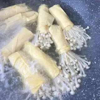Make Hot cabbage with bean-spill mushroom rolls step 4
