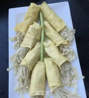 Make Hot cabbage with bean-spill mushroom rolls step 7