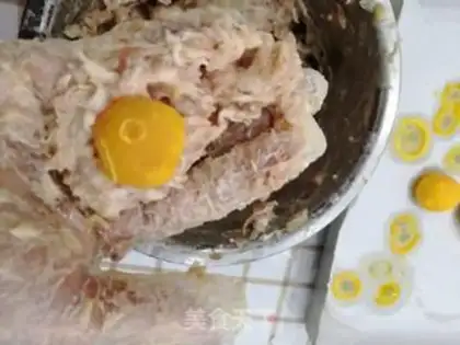 Make Eggs and pearls step 1