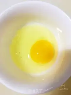 Make Squeeze ham and eggs step 1
