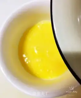 Make Squeeze ham and eggs step 2