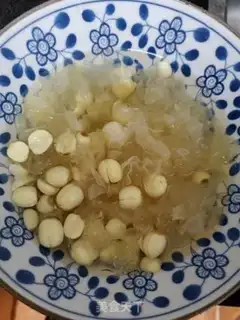 Make Lotus silver ear soup step 1