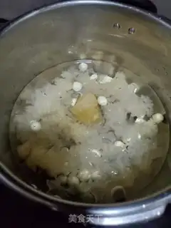 Make Lotus silver ear soup step 2