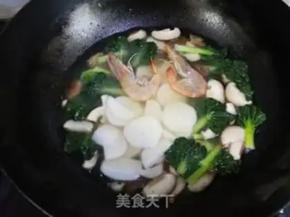 Make Shrimp crumbling pastry soup step 4