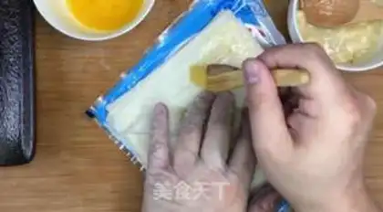 Make Banana Spring Roll step 4