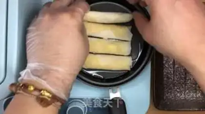 Make Banana Spring Roll step 5