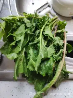 Make The radish leaves step 0