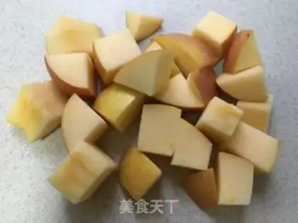 Make Apple Mountain red date soup step 1
