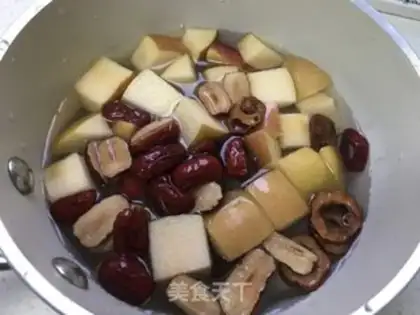 Make Apple Mountain red date soup step 4