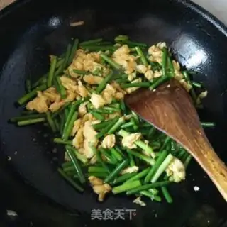 Make Garlic fried eggs step 4