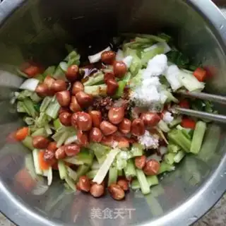 Make Plumbing peanut rice with plumes step 1