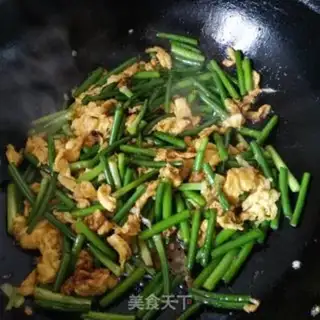 Make Garlic fried eggs step 5
