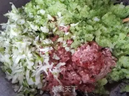 Make Celery pork dumplings step 3