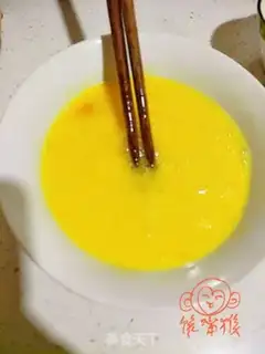 Make Fried eggs with moss step 1