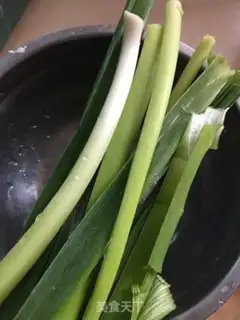 Make Garlic, black wood, roast meat step 1