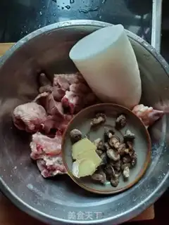 Make Chicken bones with radish soup step 0