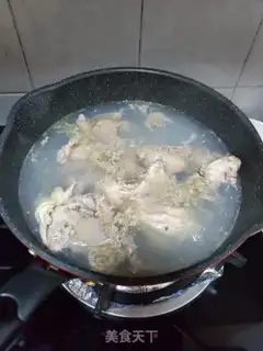 Make Chicken bones with radish soup step 1