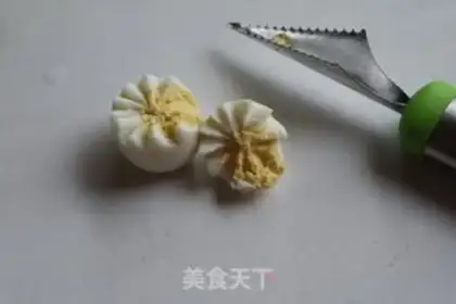 Make The rich flowers drive salad step 1