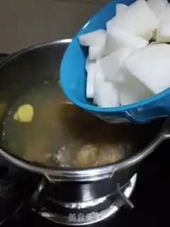 Make Chicken bones with radish soup step 5