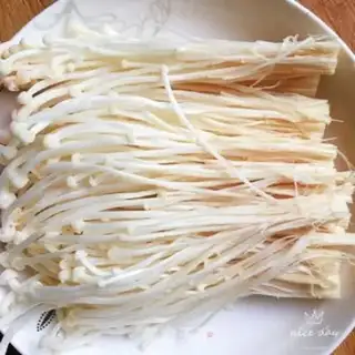 Make Spicy sausages, golden needle mushrooms step 1