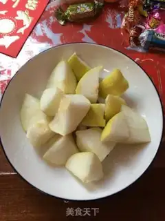 Make Sugar cane pear, red date tea step 1