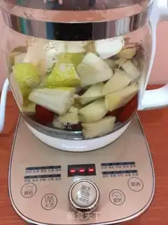 Make Sugar cane pear, red date tea step 2