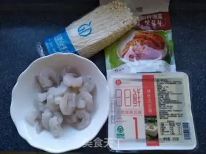Make Korean shrimp pickles soup step 0