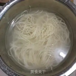 Make Egg-breed, long noodles step 3