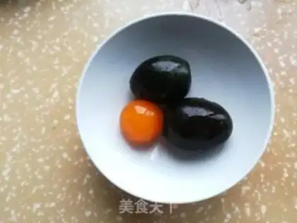 Make Three-coloured eggs step 2