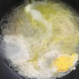 Make Egg-breed, long noodles step 4