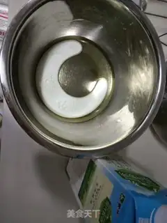 Make Onion pine cake step 1